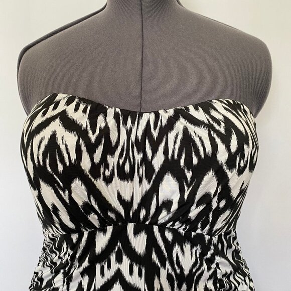 Kiwi Black & White Strapless Ruched Top Size 2X - Picture 2 of 9